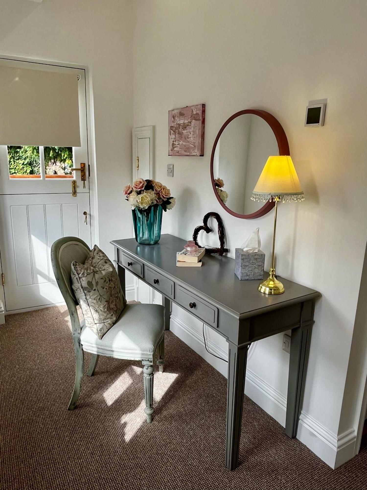 Flower Cottage By Ludlow Castle With Onsite Parking Exterior photo